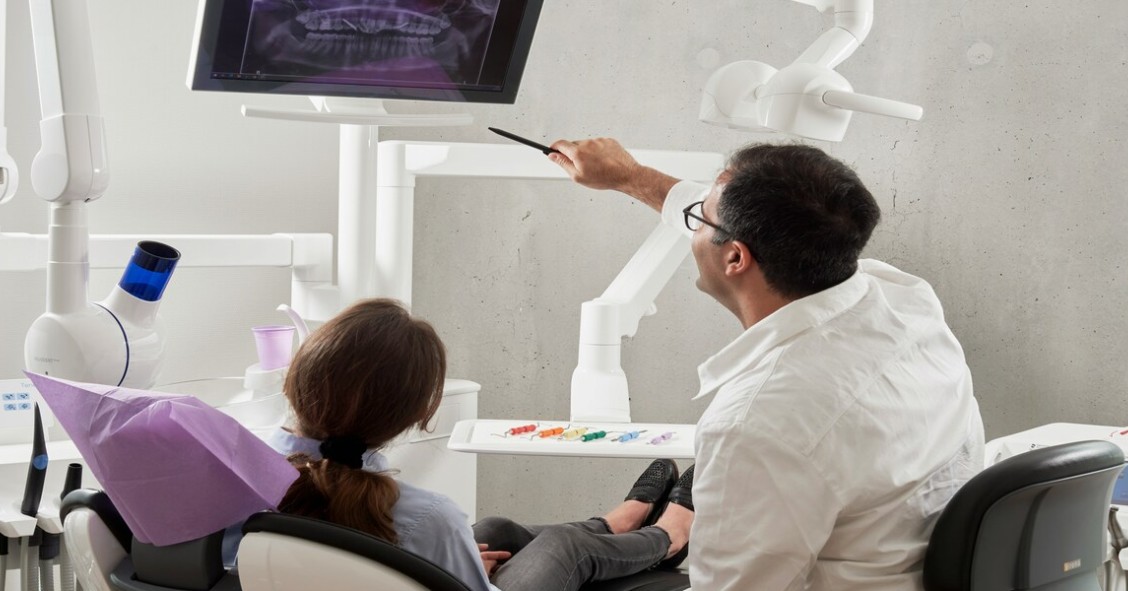 Dentista e paziente durante una visita di controllo