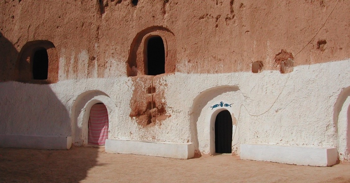 L'ingresso di un'abitazione troglodita a Matmata, con la tradizionale decorazione con pesci e mano di Fatima