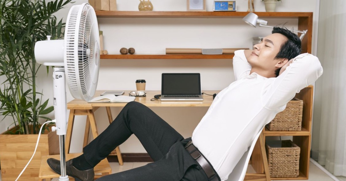ragazzo che si gode ventilatore