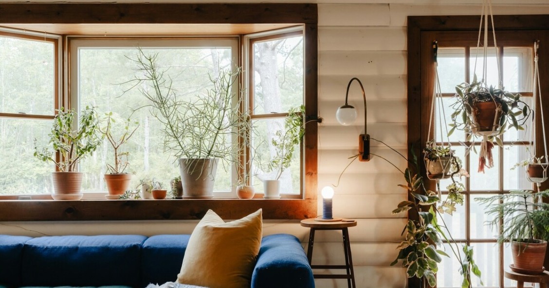 soggiorno di casa di montagna con infissi in legno