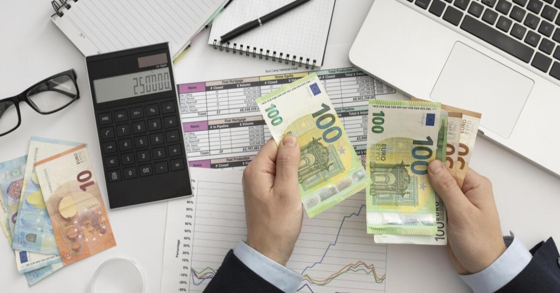 uomo controlla gli affari finanziari