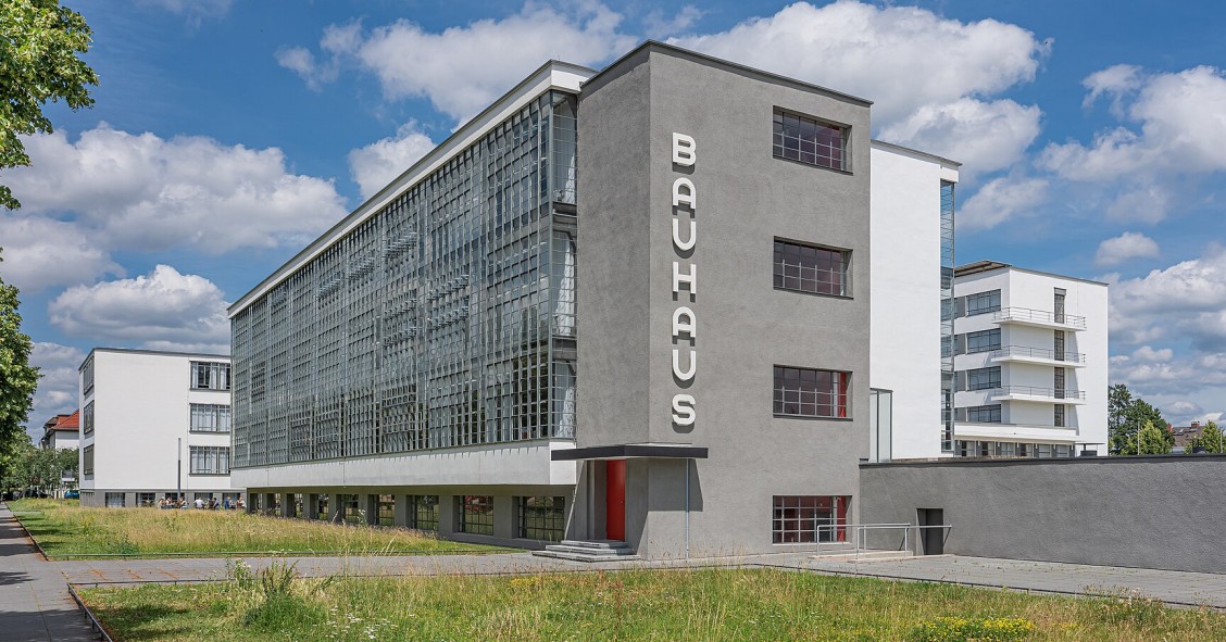 La scuole Bauhaus, di Walter Gropius (1919), a Dessau