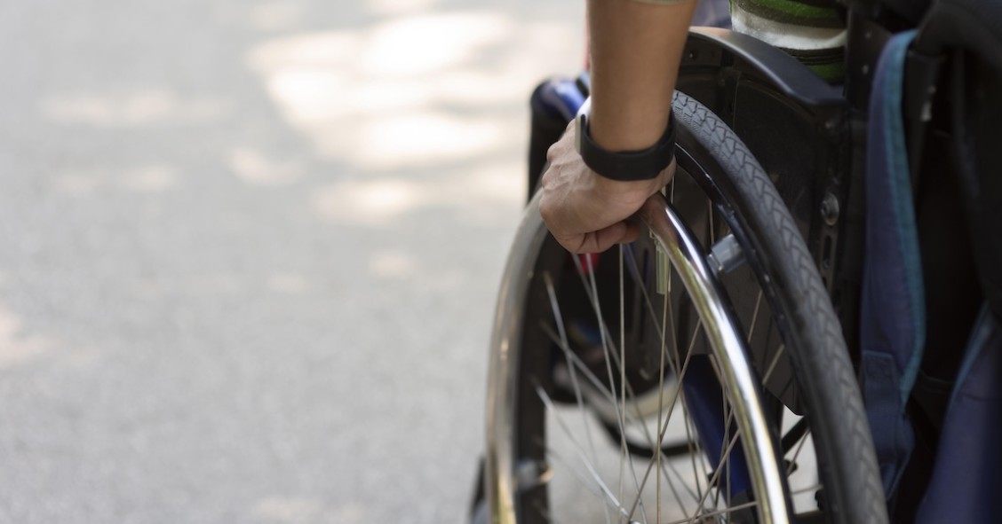 Disabile con carrozzina a rotelle
