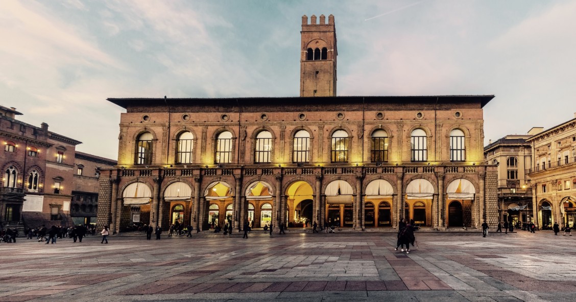 piazze piu belle di bologna