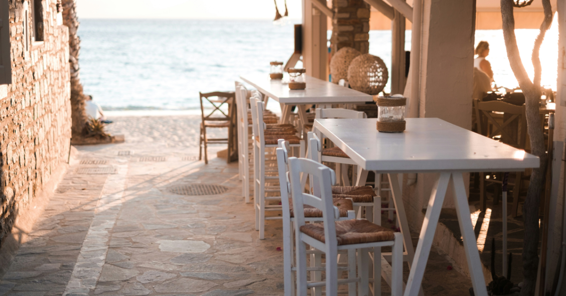 delle sedie di paglia in un locale al mare
