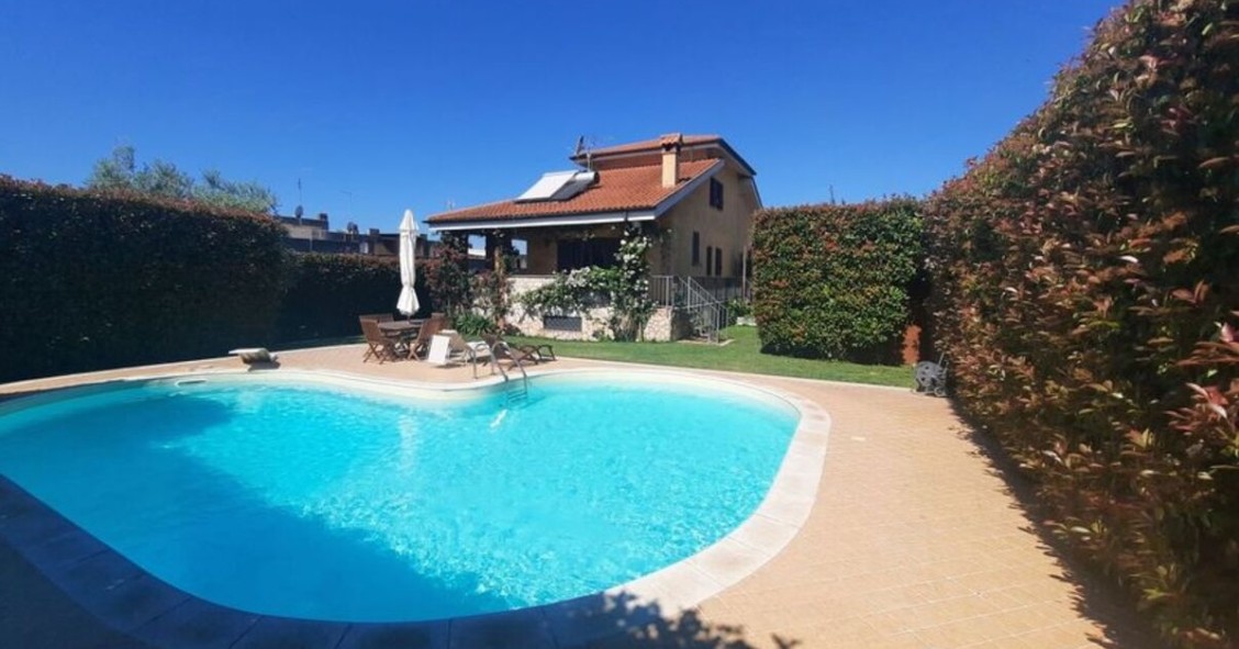 Villetta bifamiliare con piscina a roma