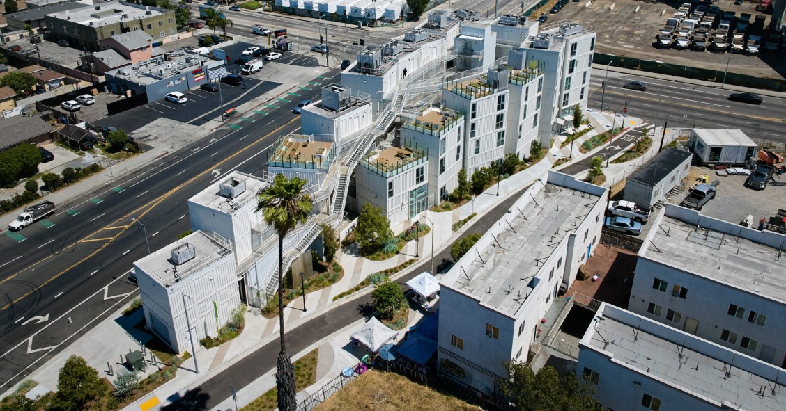 Isla Intersections, diseñado por LOHA, alberga 54 apartamentos de apoyo construidos mediante contenedores marítimos.