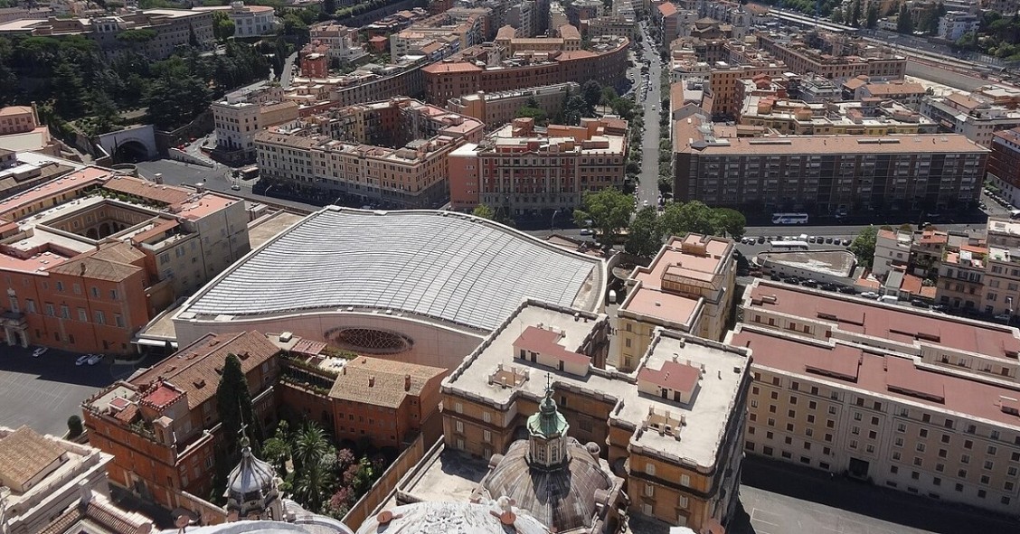 L'aula Paolo VI (o Aula delle Udienze Pontificie) in Vaticano, vista dalla cupola della Basilica di S. Pietro