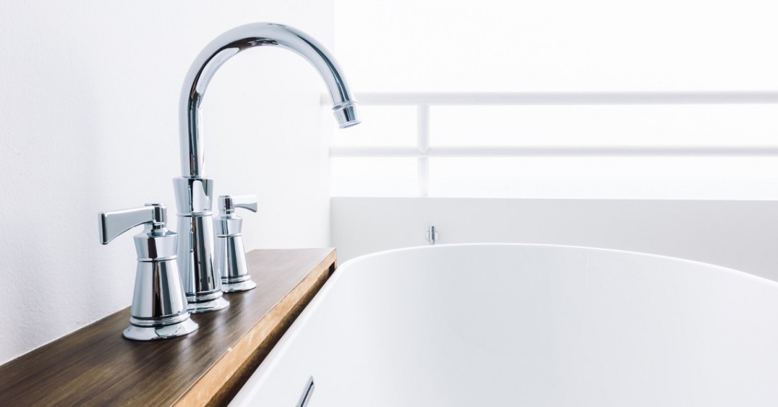 Un bagno con rubinetti in acciaio inox