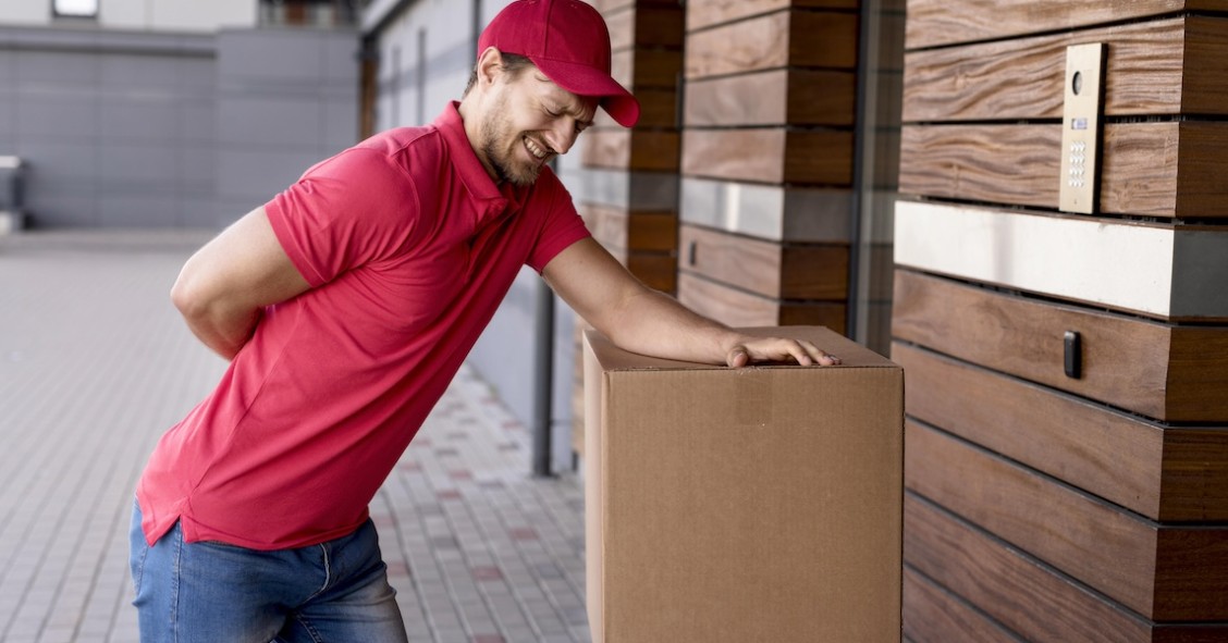 Movimentazione manuale dei carichi: cos'è e come valutare il rischio Addetto allo spostamento di carichi con male di schiena