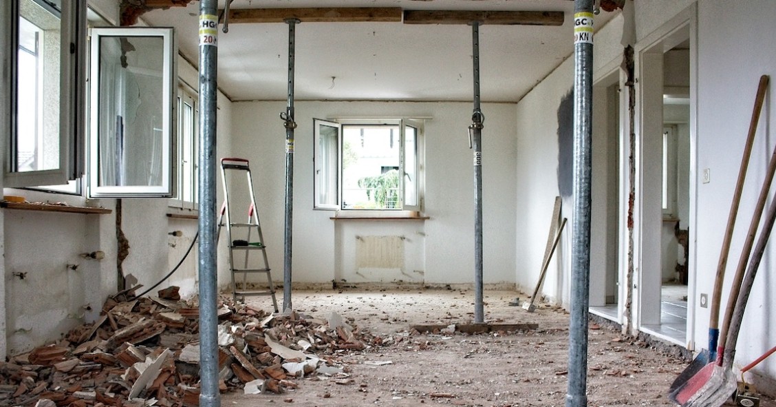Demolizione fabbricati: come avviene, con quali regole e quanto costa Operazione di demolizione di un fabbricato dopo aver effettuato lavori di rafforzamento e di puntellamento per evitare crolli improvvisi
