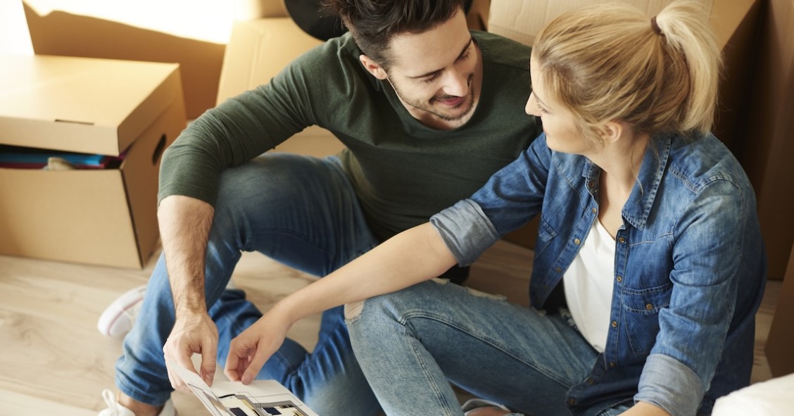 Coppia alle prese con i lavori nella nuova casa