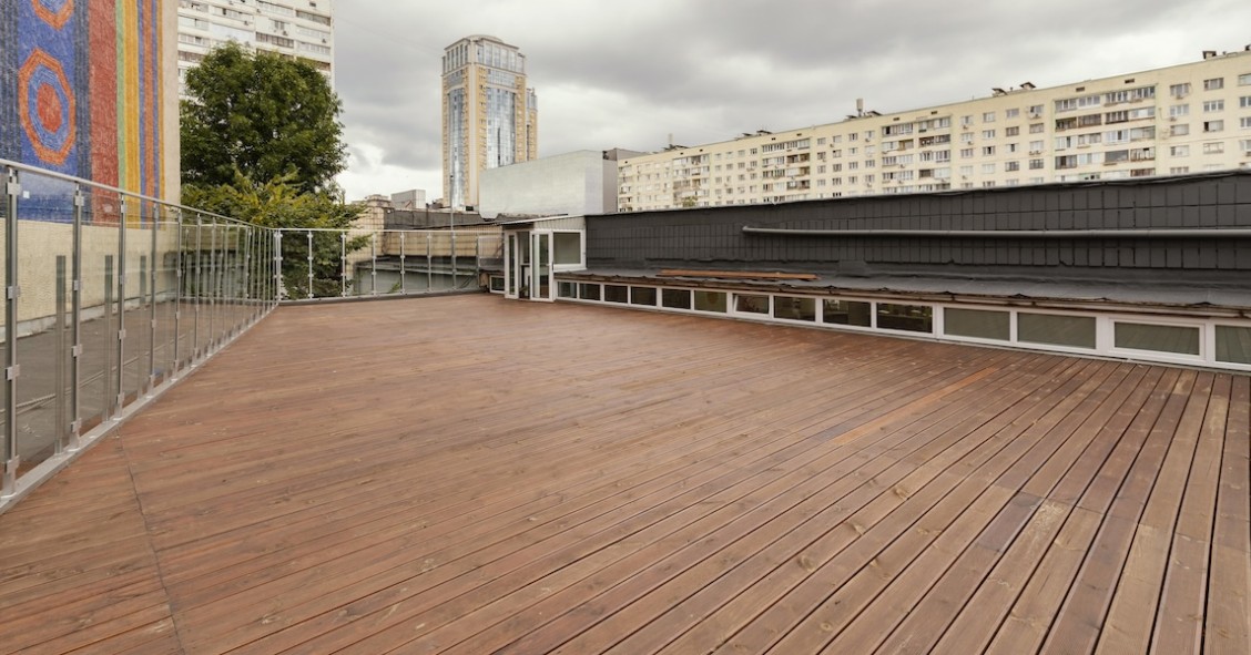 Lastrico solare o terrazzo: chi paga le spese di condominio e i danni Terrazzo condominiale