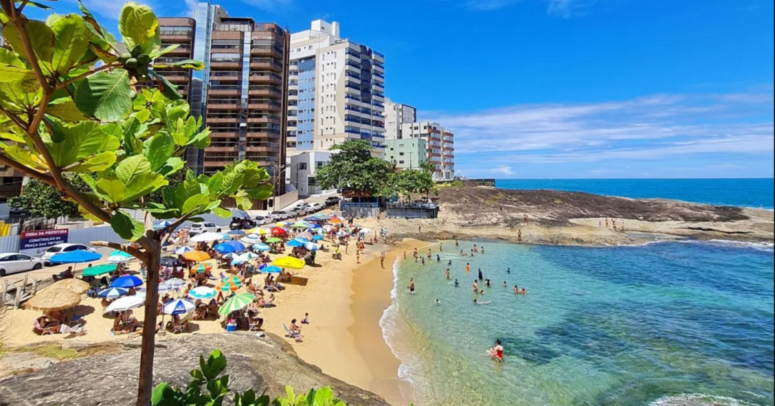 La spiaggia radioattiva del Brasile dove migliaia di persone fanno il bagno