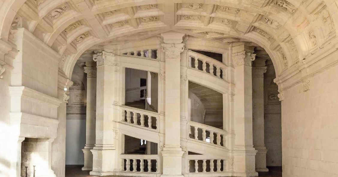 El Castillo de Chambord es una de las obras maestras del Renacimiento francés. Pero entre sus 440 habitaciones, 83 escaleras y 365 chimeneas, hay un elemento que lo convierte en un monumento único en el mundo: su escalera de doble hélice, atribuida al genio universal Leonardo da Vinci.
