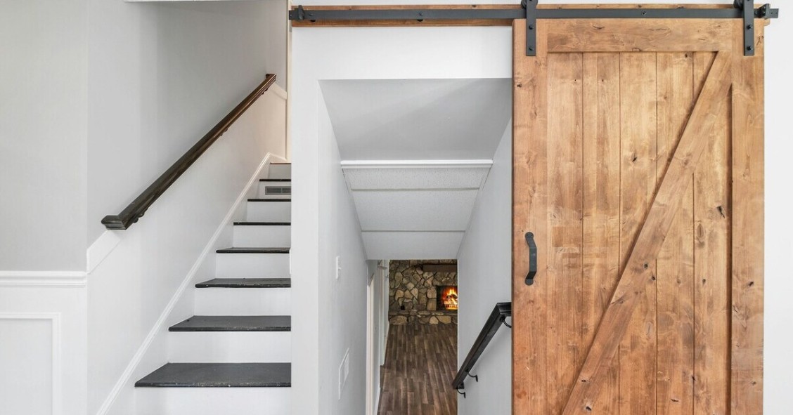 Una porta scorrevole in legno con struttura esterna 