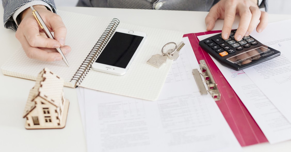 uomo fogli e calcolatrice