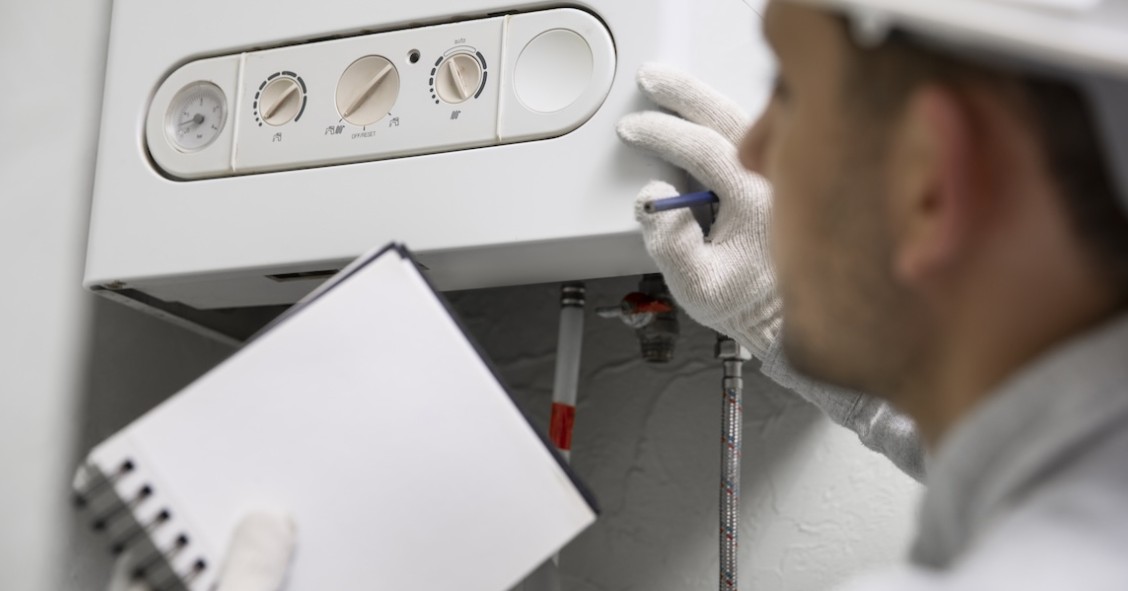 Operaio che ripara caldaia 