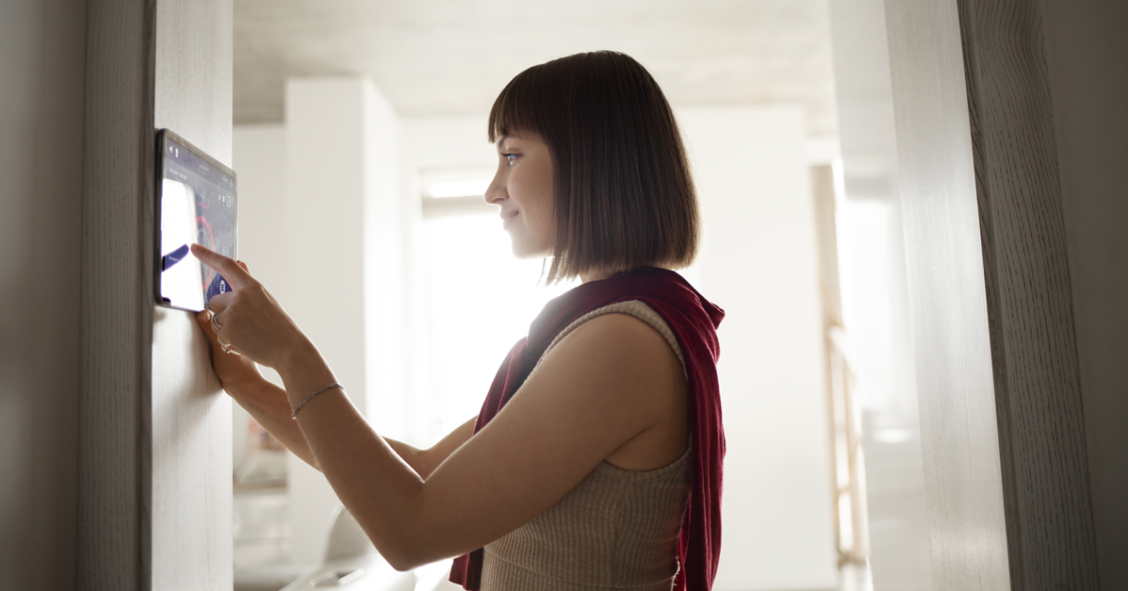 Una donna utilizza un impianto domotico