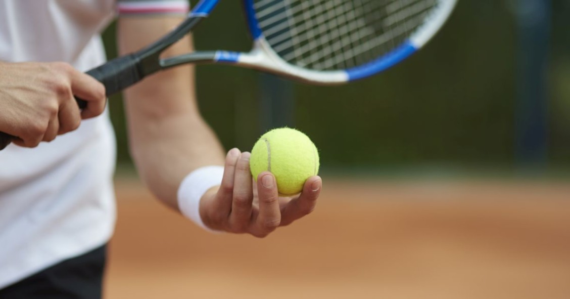 giocatore di tennis che sta per servire