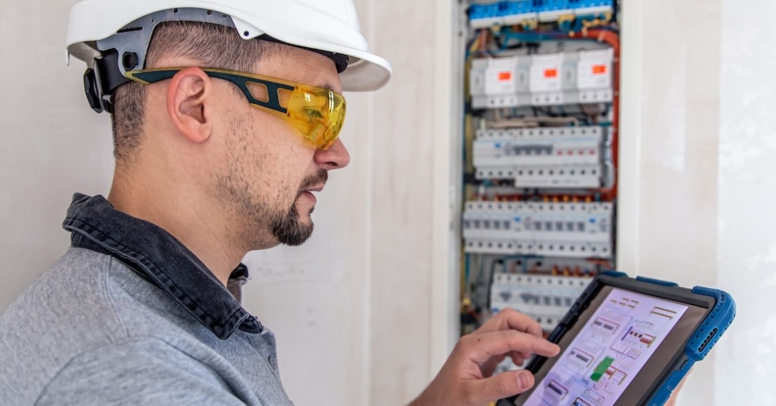 Elettricista alle prese con l'installazione dell'impianto elettrico 