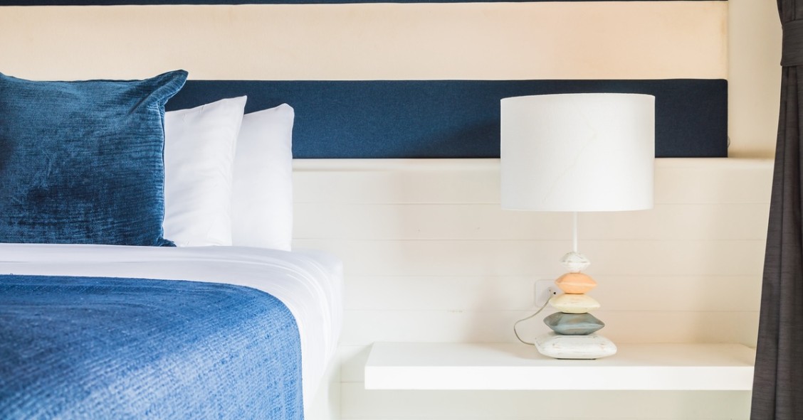 lampada in camera da letto bianca e blu