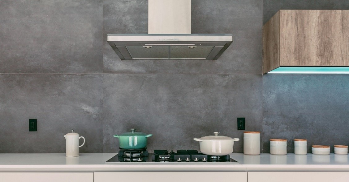 Una cappa a parete a forma di T rovesciata