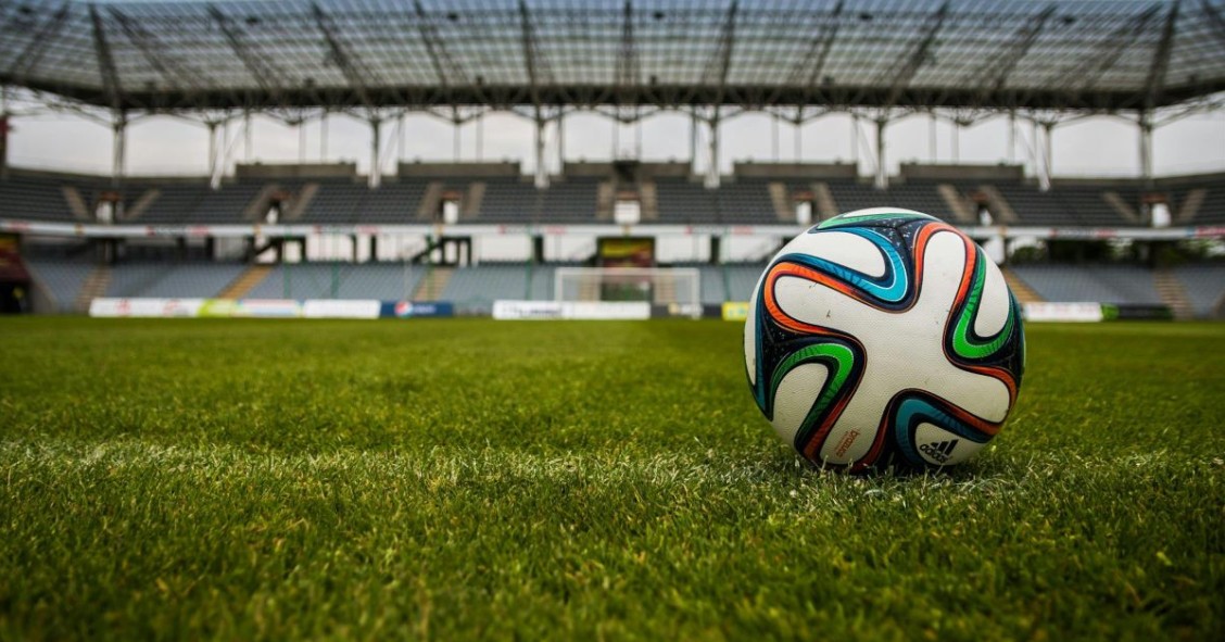 pallone da calcio su campo