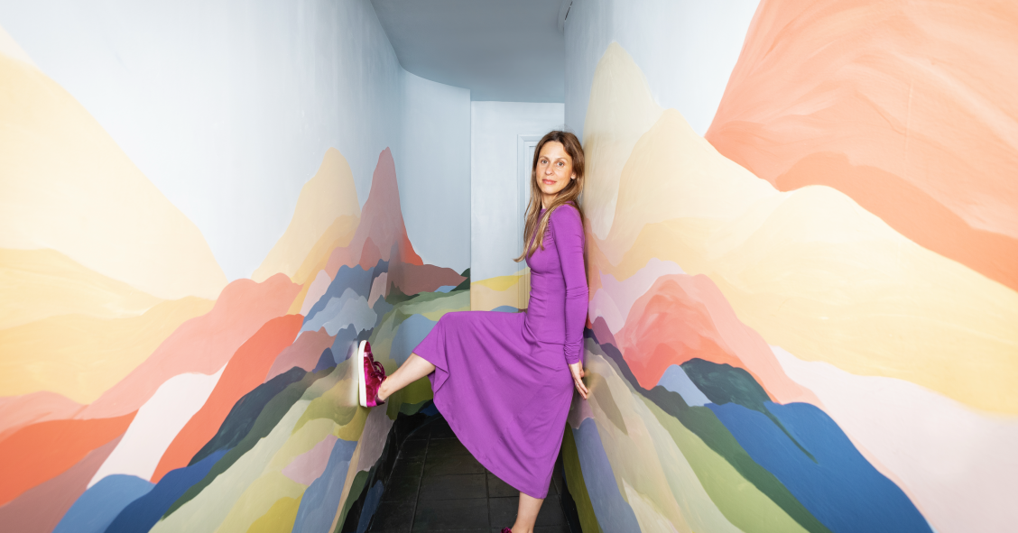 Sara Leonor all'ingresso della sua casa a Londra