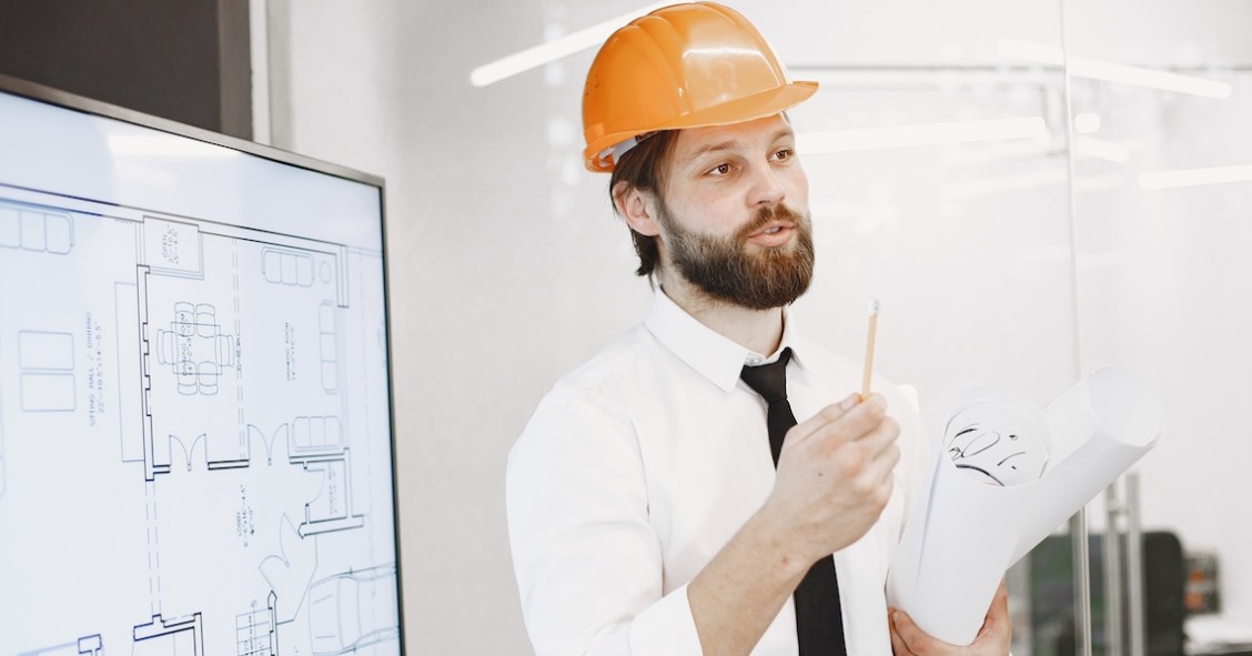 Architetto ingegnere mostra progetto edificio