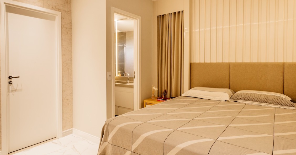 Design d'interni camera da letto con decorazioni moderne