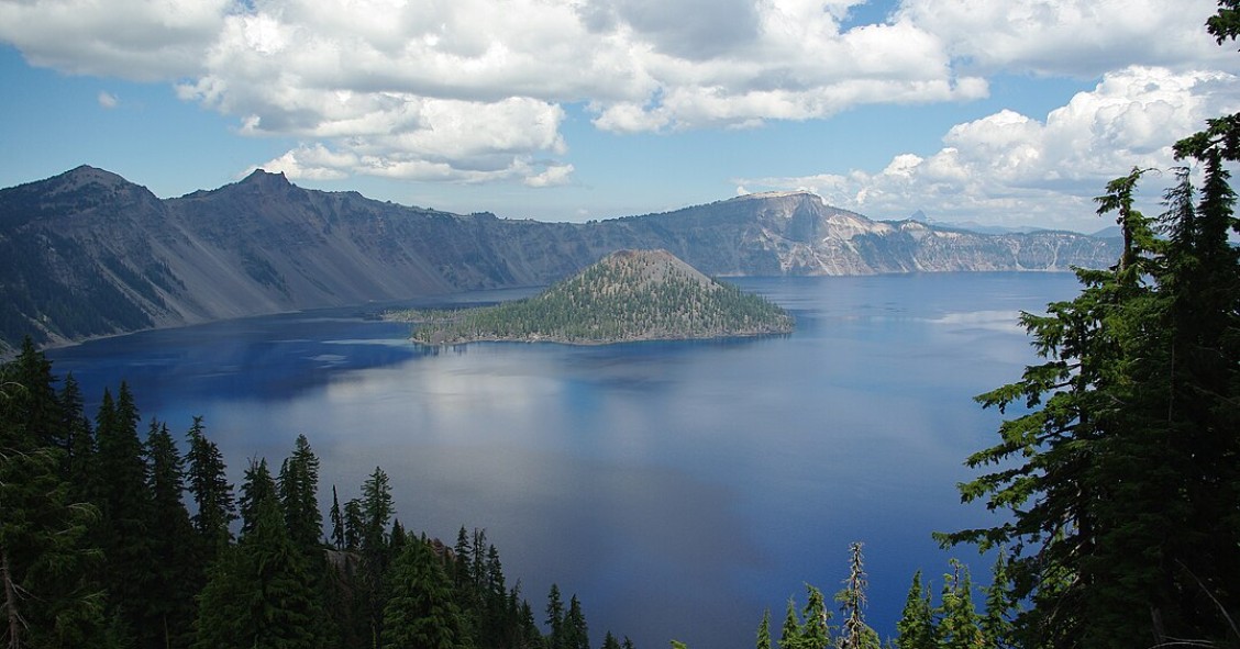 Wizard Island si trova all'interno del Crater Lake, in Oregon (Stati Uniti)
