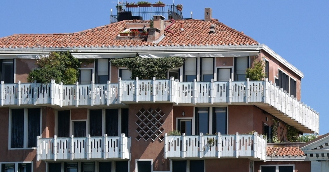 Particolari dei balconi della casa alle Zattere a Venezia