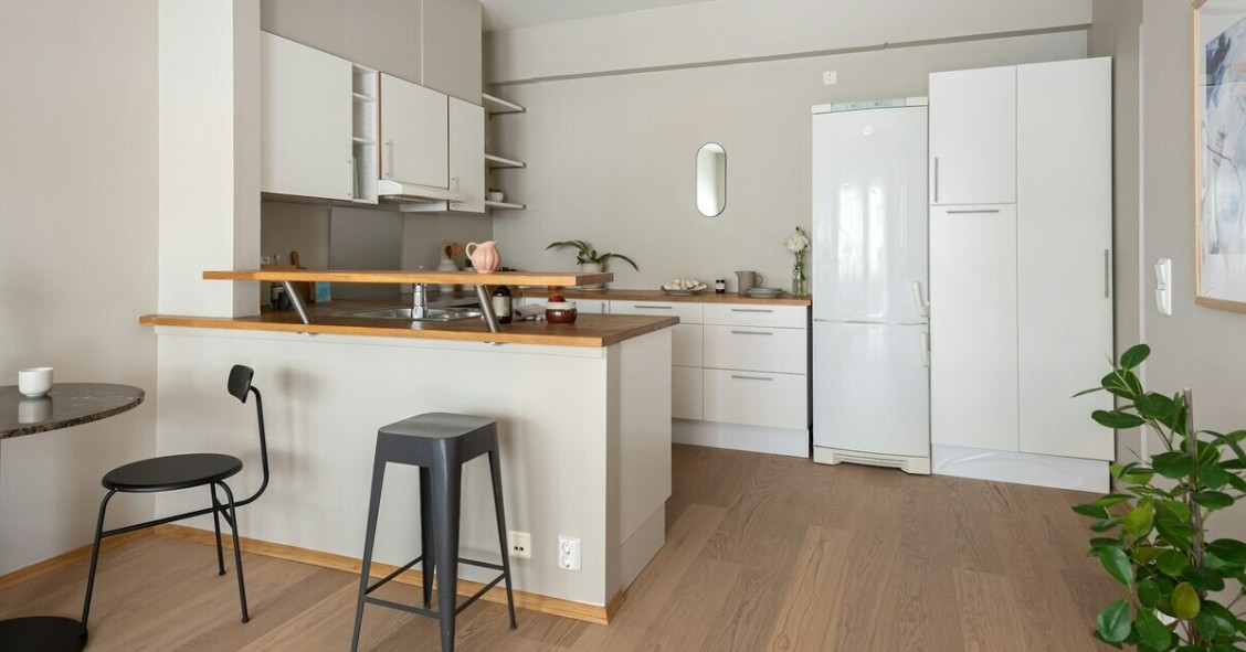 Il parquet chisro in cucina che richiama il piano dell'isola