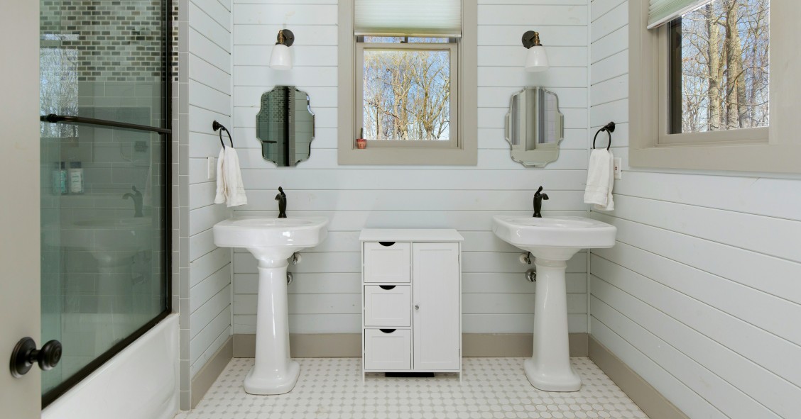 come arredare un bagno con piastrelle bianche