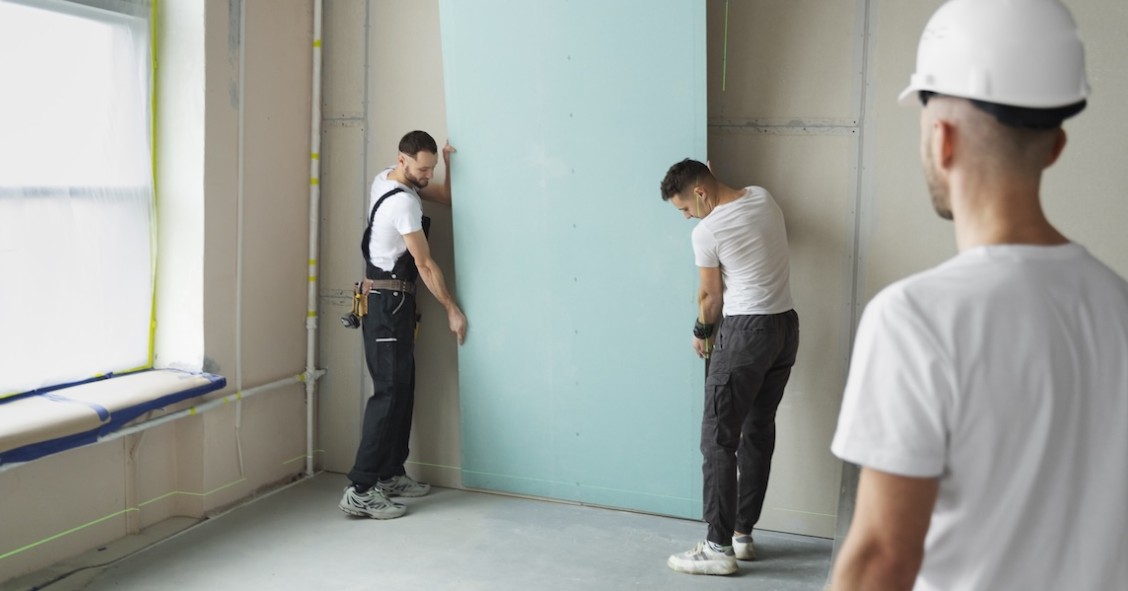 Operai specializzati realizzano l’isolamento di una parete