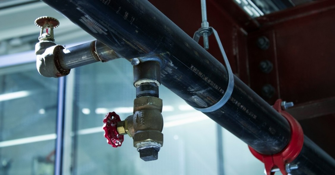 Tubazioni idriche collegate a un edificio