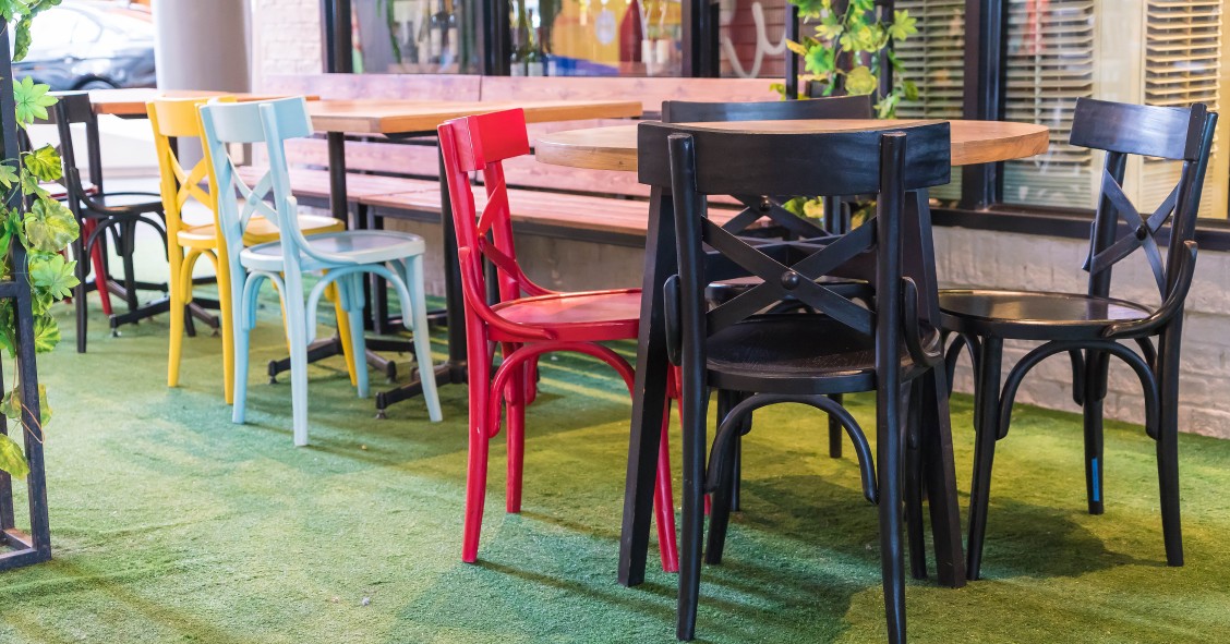 tavolo con sedie di colore diverso