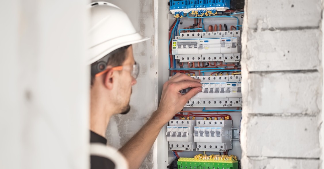 Tecnico elettrico lavora a un quadro elettrico