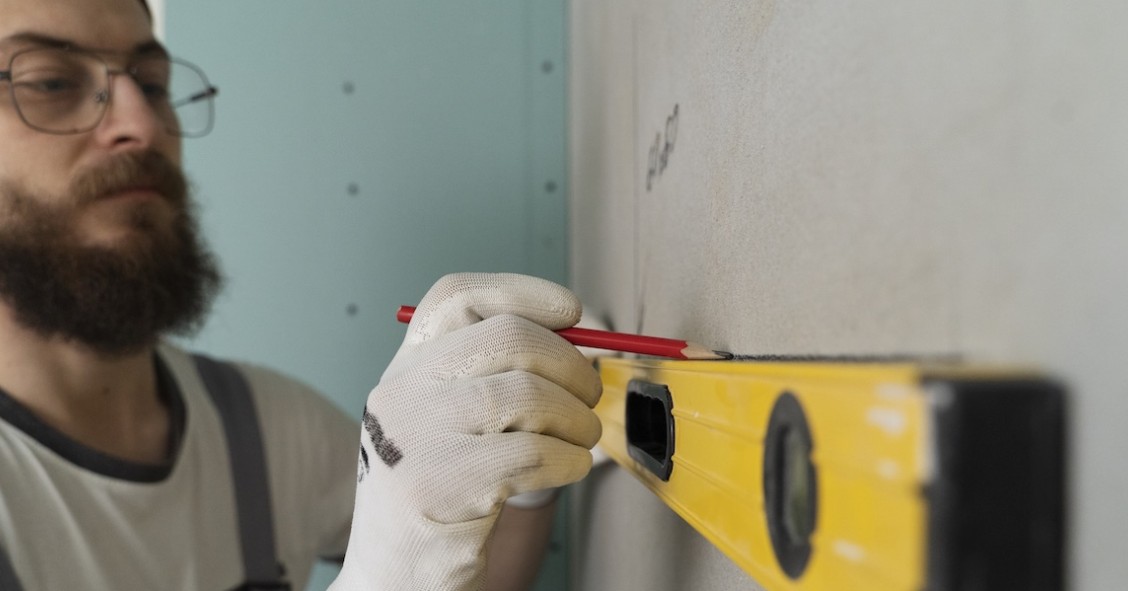 Piastrellista, lavoratore per la ristrutturazione di un appartamento