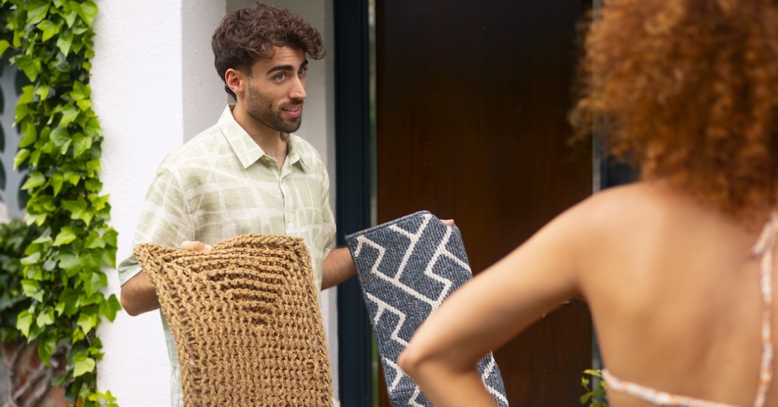 Immagine di una coppia che pulisce una casa