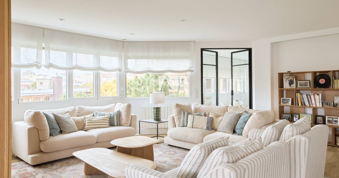 Ampio soggiorno con un grande divano