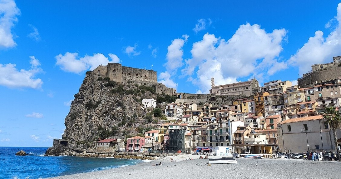 Il Castello Ruffo visto dalla Marina Grande di Scilla