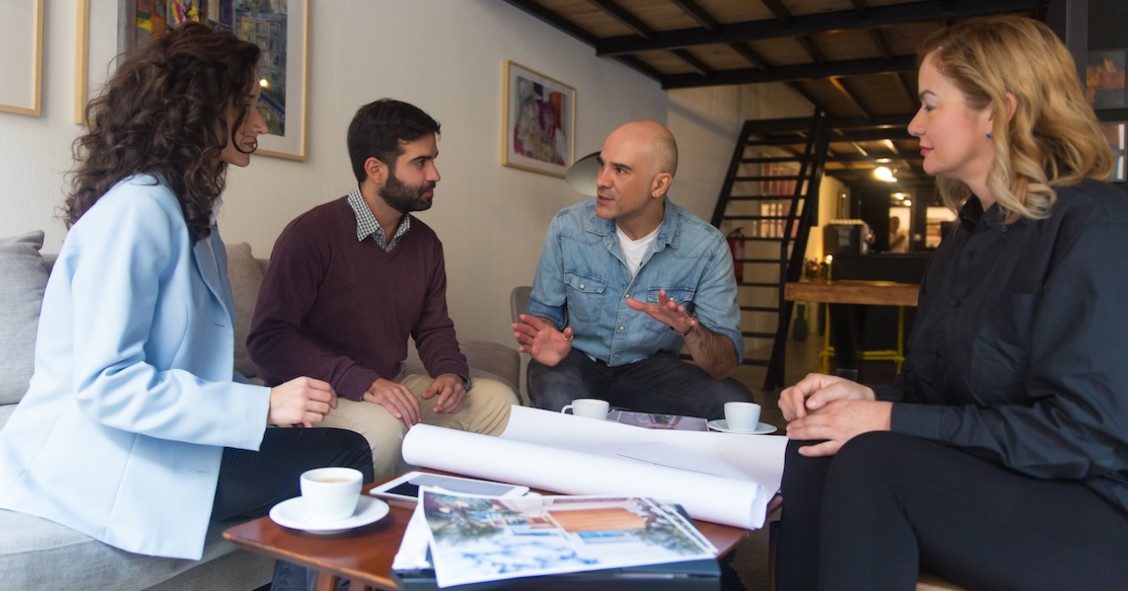 Interior designer che presenta un progetto di ristrutturazione