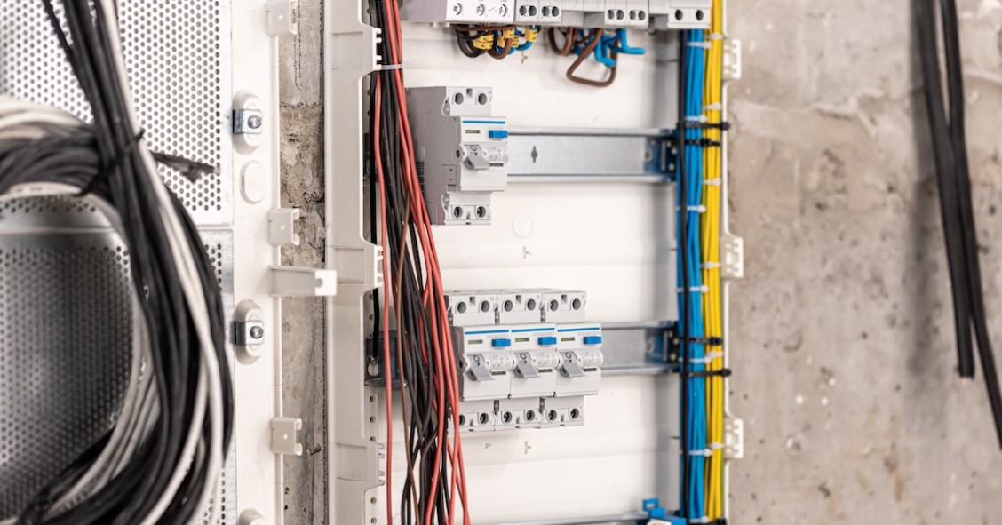 Quadro elettrico di distribuzione con interruttori automatici, cavi elettrici temporanei