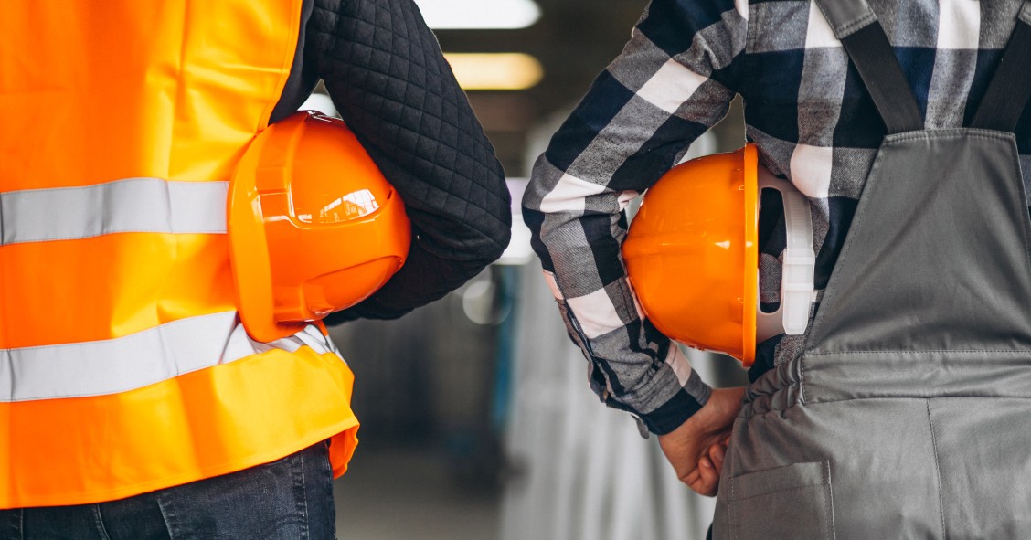 uomini con casco lavoro