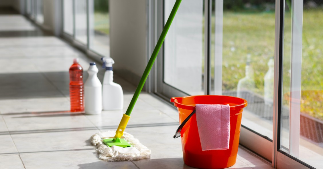 lavare pavimento acqua calda o fredda