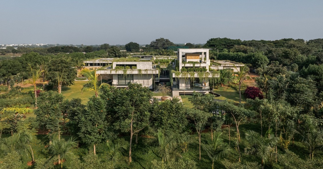 Situata a Muchintal (India), Antriya integra paesaggio, architettura e protezione grazie a un fossato che circonda la casa