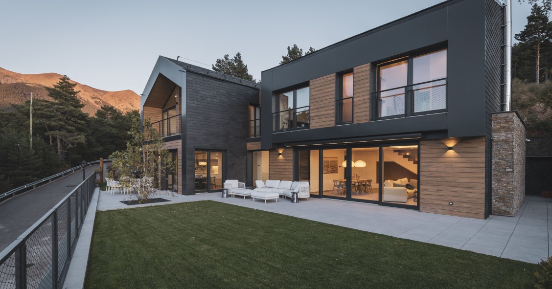 Questa casa ad Auvinyà (Andorra), certificata Passivhaus Low Energy, coniuga l'architettura alpina tradizionale con tecnologie avanzate di ventilazione e climatizzazione