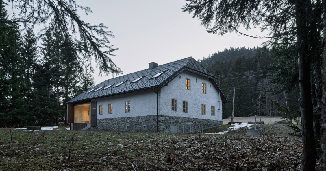Borová Lada Cottage è una casa del XIX secolo ristrutturata con l'idea di integrare una nuova narrazione architettonica in cui il vecchio e il nuovo coesistono visibilmente